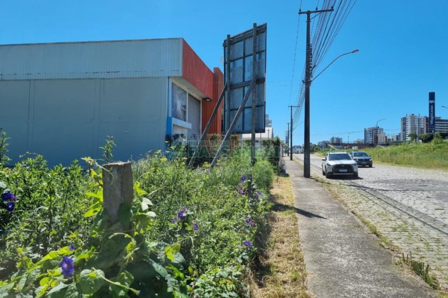 Terreno com 800m², no bairro Cinqüentenário em Caxias do Sul para Comprar
