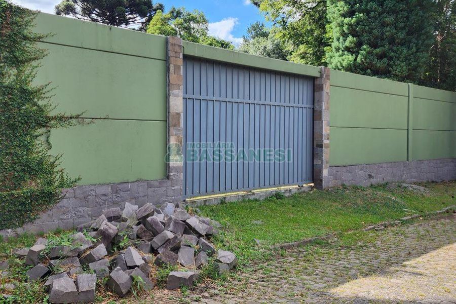 Terreno com 824m², no bairro Sant Etiene em Caxias do Sul para Comprar