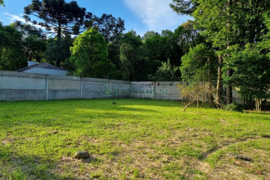 Terreno com 824m², no bairro Sant Etiene em Caxias do Sul para Comprar