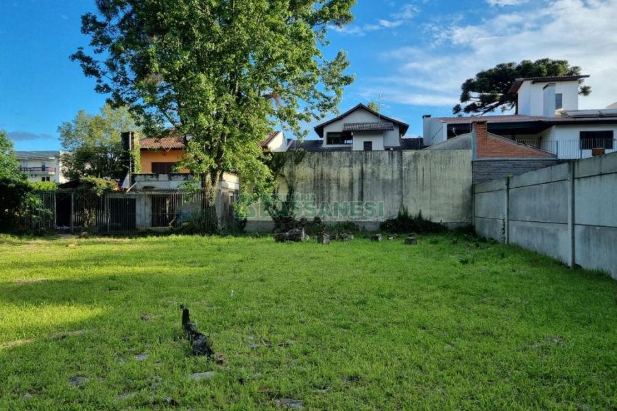 Terreno com 824m², no bairro Sant Etiene em Caxias do Sul para Comprar