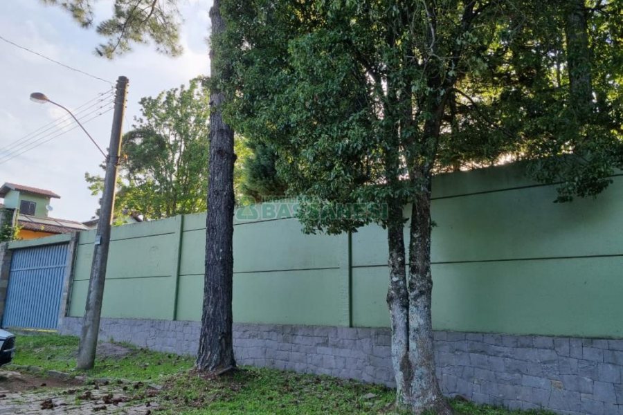 Terreno com 824m², no bairro Sant Etiene em Caxias do Sul para Comprar