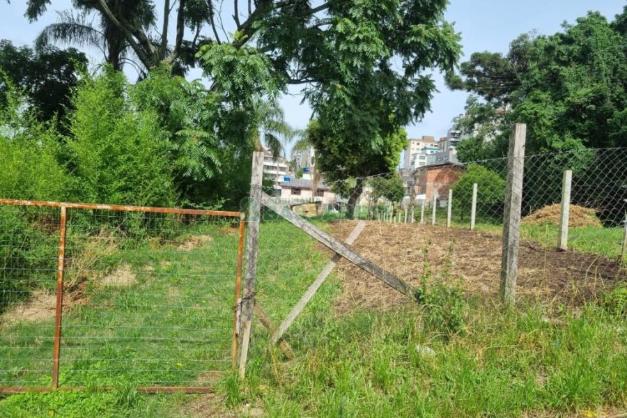 Terreno com 999m², no bairro Cruzeiro em Caxias do Sul para Comprar