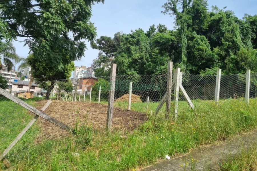 Terreno com 999m², no bairro Cruzeiro em Caxias do Sul para Comprar