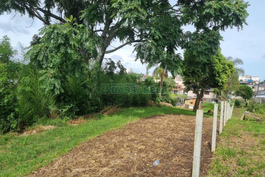 Terreno com 999m², no bairro Cruzeiro em Caxias do Sul para Comprar