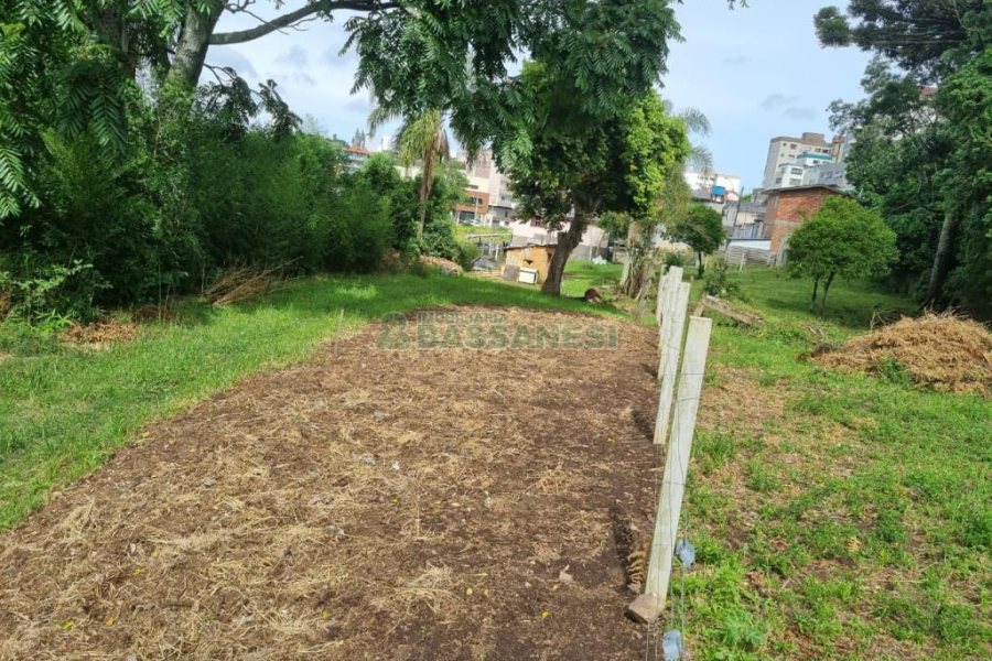 Terreno com 999m², no bairro Cruzeiro em Caxias do Sul para Comprar