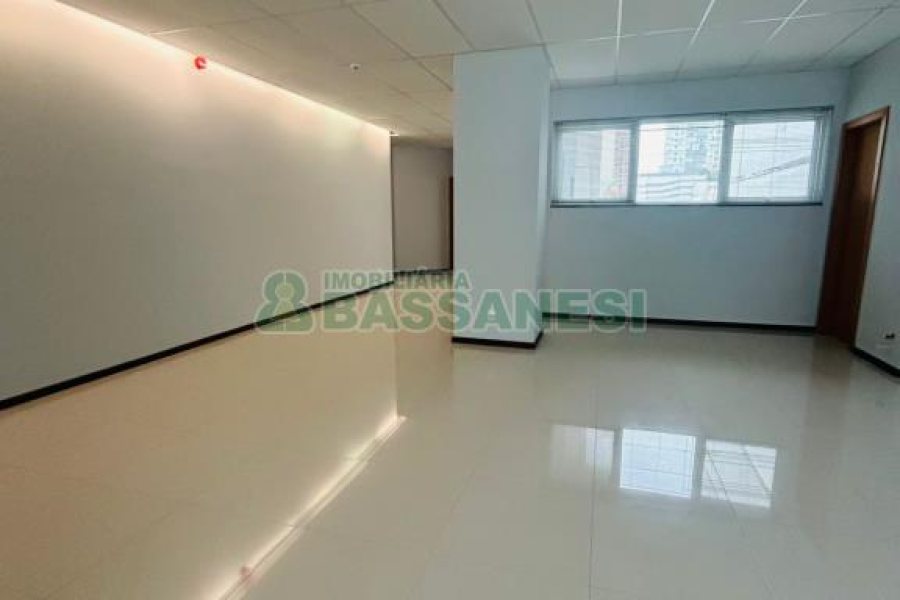Sala com 100m², 1 vaga, no bairro Centro em Caxias do Sul para Alugar
