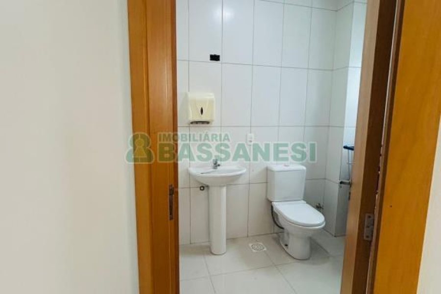 Sala com 100m², 1 vaga, no bairro Centro em Caxias do Sul para Alugar