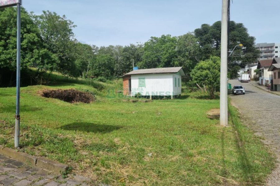 Terreno com 2193m², no bairro Cruzeiro em Caxias do Sul para Comprar