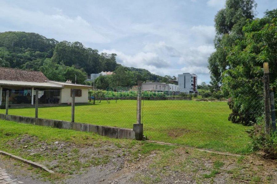 Terreno com 2546m², no bairro São Luiz em Caxias do Sul para Comprar