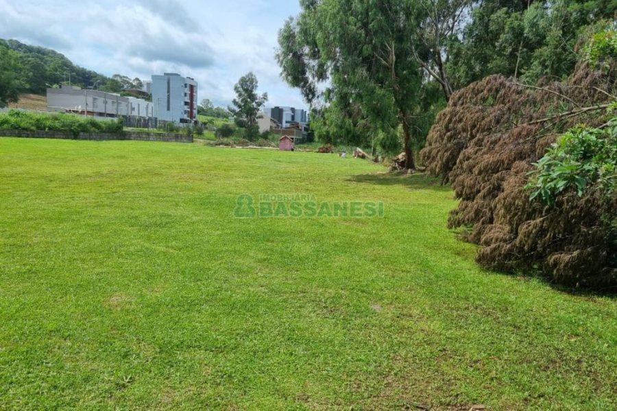 Terreno com 2546m², no bairro São Luiz em Caxias do Sul para Comprar