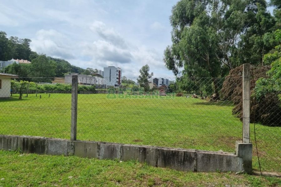 Terreno com 2546m², no bairro São Luiz em Caxias do Sul para Comprar