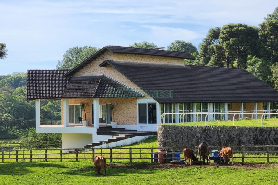 Chácara com 400m², 3 dormitórios, 4 vagas, no bairro De Lazzer em Caxias do Sul para Comprar