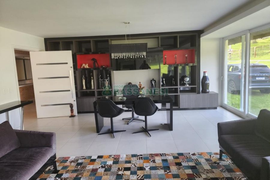 Chácara com 400m², 3 dormitórios, 4 vagas, no bairro De Lazzer em Caxias do Sul para Comprar