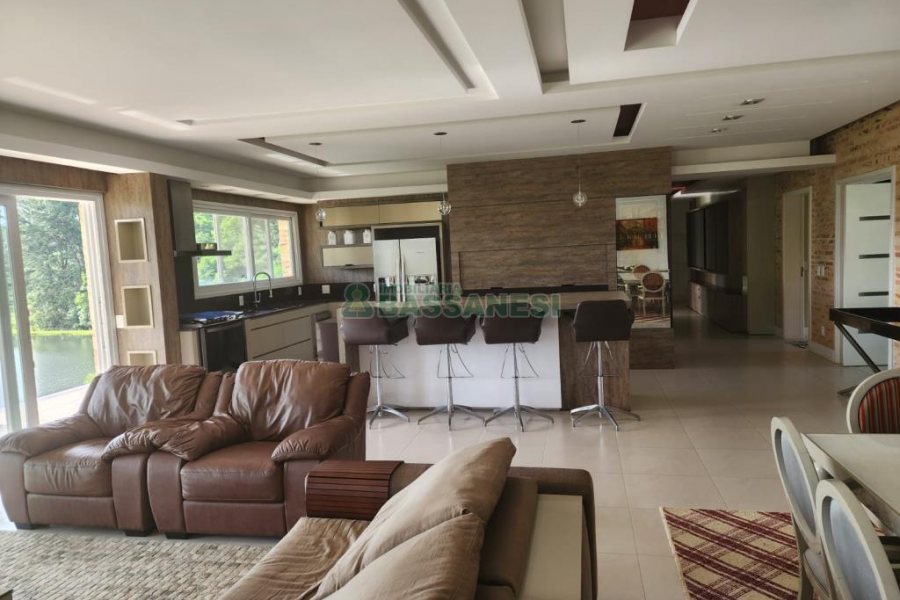 Chácara com 400m², 3 dormitórios, 4 vagas, no bairro De Lazzer em Caxias do Sul para Comprar