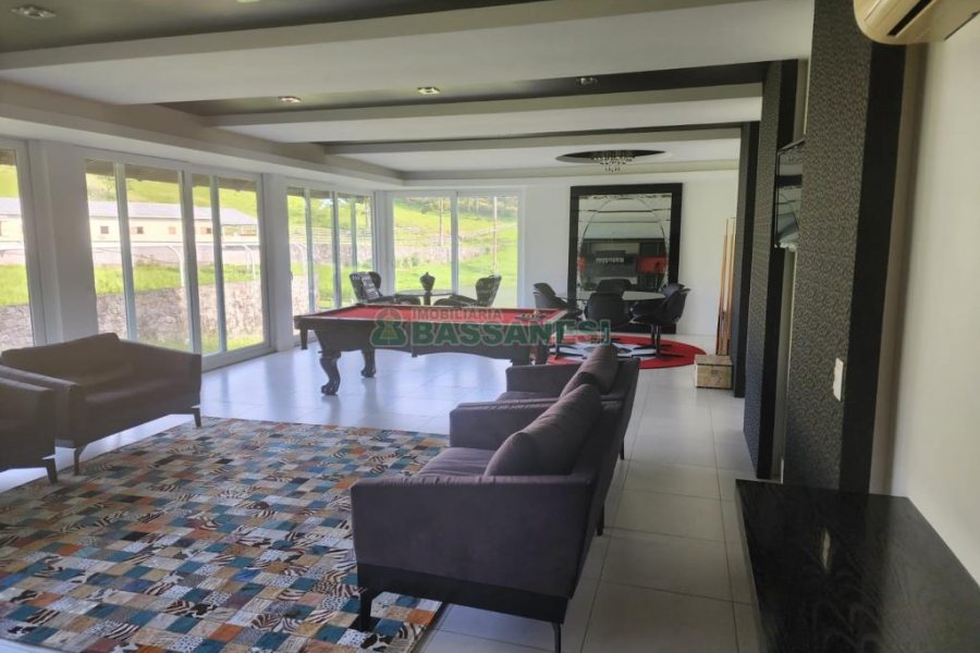 Chácara com 400m², 3 dormitórios, 4 vagas, no bairro De Lazzer em Caxias do Sul para Comprar