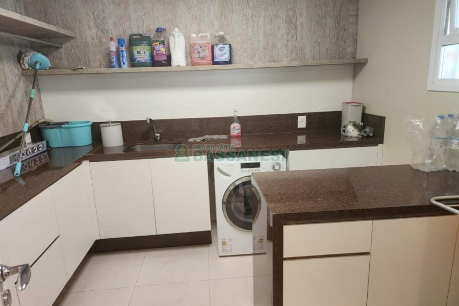 Chácara com 400m², 3 dormitórios, 4 vagas, no bairro De Lazzer em Caxias do Sul para Comprar