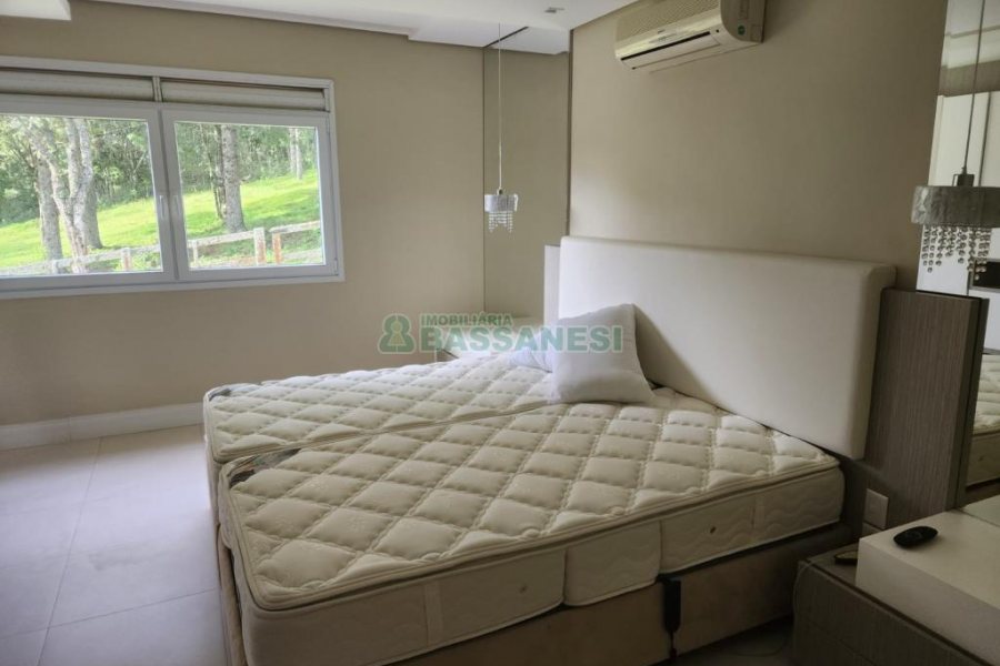 Chácara com 400m², 3 dormitórios, 4 vagas, no bairro De Lazzer em Caxias do Sul para Comprar