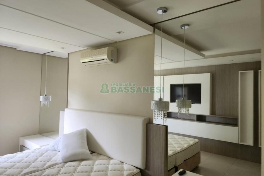 Chácara com 400m², 3 dormitórios, 4 vagas, no bairro De Lazzer em Caxias do Sul para Comprar