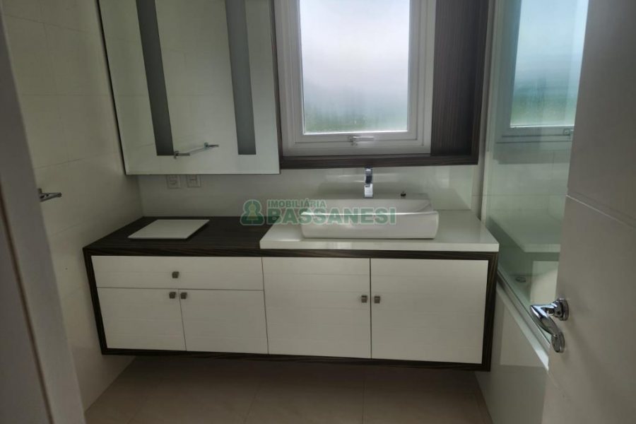 Chácara com 400m², 3 dormitórios, 4 vagas, no bairro De Lazzer em Caxias do Sul para Comprar