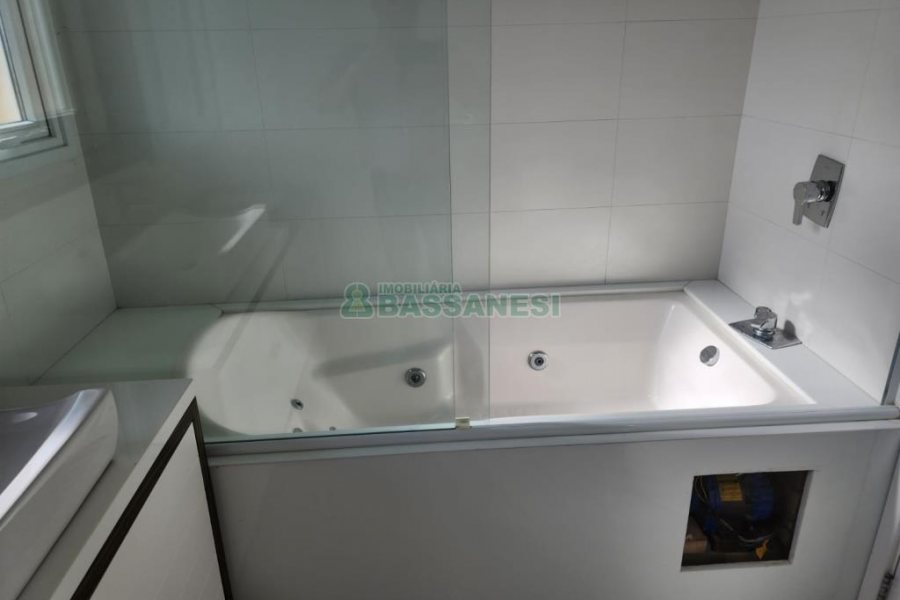 Chácara com 400m², 3 dormitórios, 4 vagas, no bairro De Lazzer em Caxias do Sul para Comprar