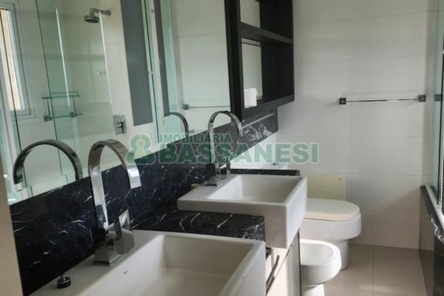 Chácara com 400m², 3 dormitórios, 4 vagas, no bairro De Lazzer em Caxias do Sul para Comprar