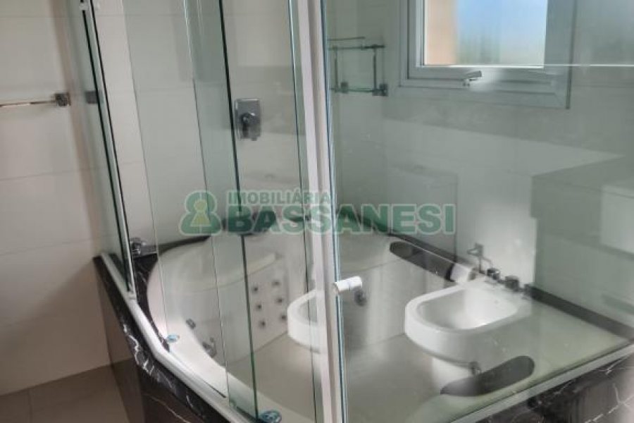 Chácara com 400m², 3 dormitórios, 4 vagas, no bairro De Lazzer em Caxias do Sul para Comprar