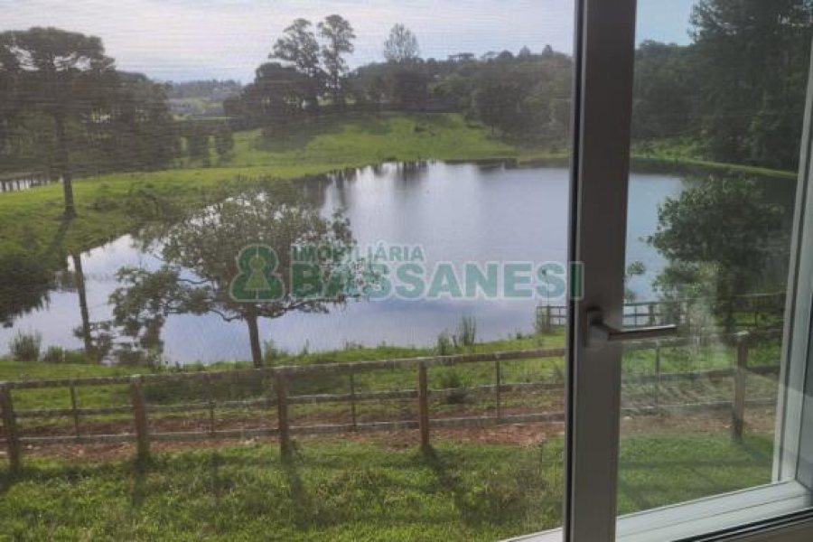 Chácara com 400m², 3 dormitórios, 4 vagas, no bairro De Lazzer em Caxias do Sul para Comprar