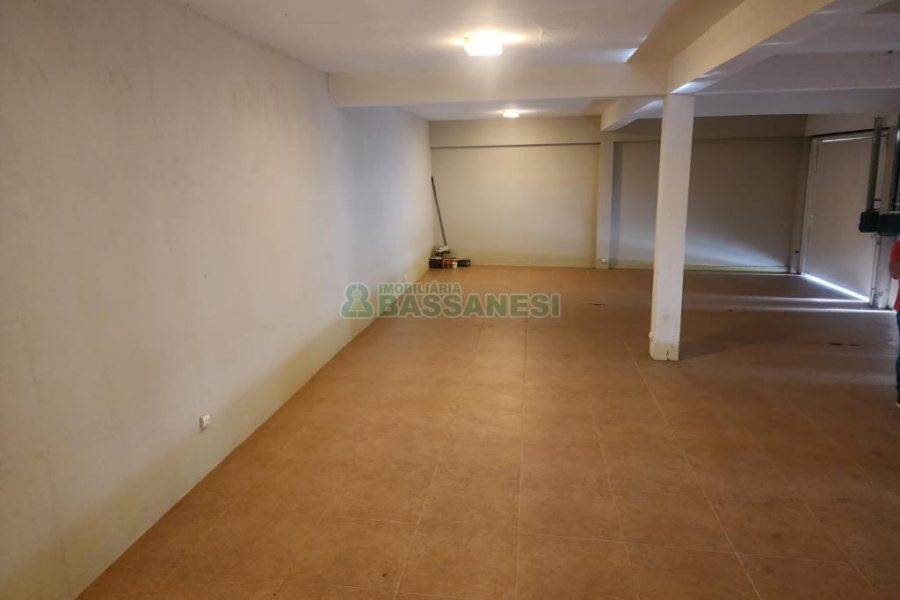 Chácara com 400m², 3 dormitórios, 4 vagas, no bairro De Lazzer em Caxias do Sul para Comprar