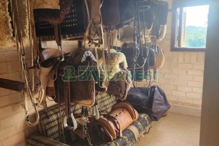 Chácara com 400m², 3 dormitórios, 4 vagas, no bairro De Lazzer em Caxias do Sul para Comprar