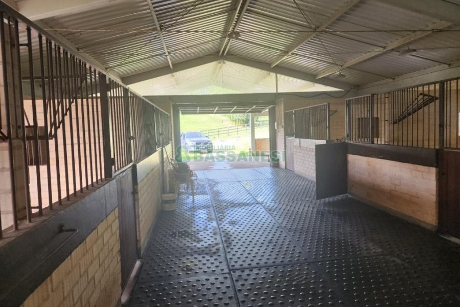 Chácara com 400m², 3 dormitórios, 4 vagas, no bairro De Lazzer em Caxias do Sul para Comprar