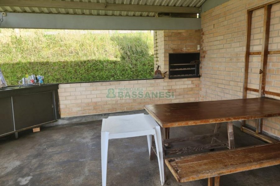 Chácara com 400m², 3 dormitórios, 4 vagas, no bairro De Lazzer em Caxias do Sul para Comprar