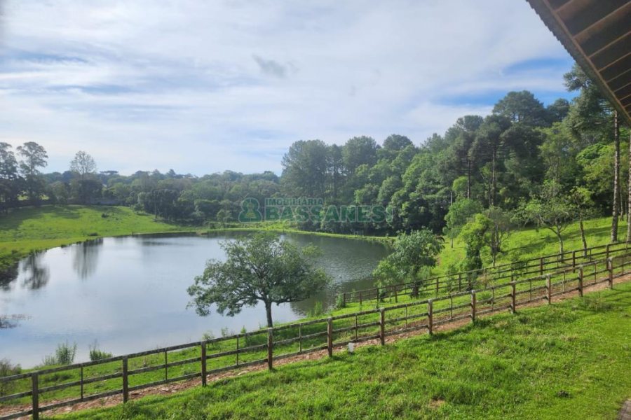 Chácara com 400m², 3 dormitórios, 4 vagas, no bairro De Lazzer em Caxias do Sul para Comprar