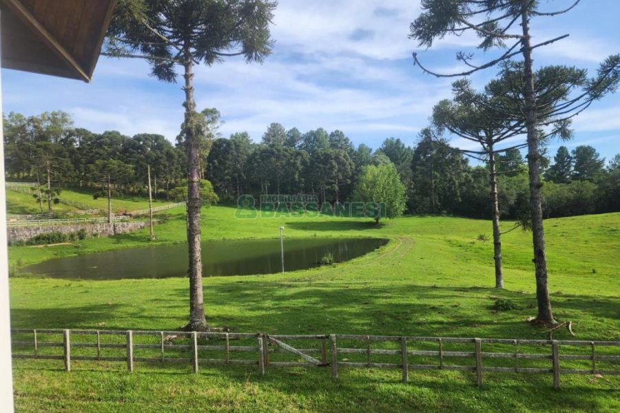 Chácara com 400m², 3 dormitórios, 4 vagas, no bairro De Lazzer em Caxias do Sul para Comprar
