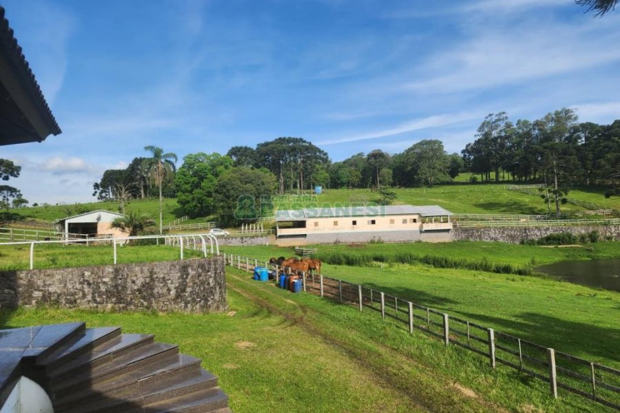 Chácara com 400m², 3 dormitórios, 4 vagas, no bairro De Lazzer em Caxias do Sul para Comprar