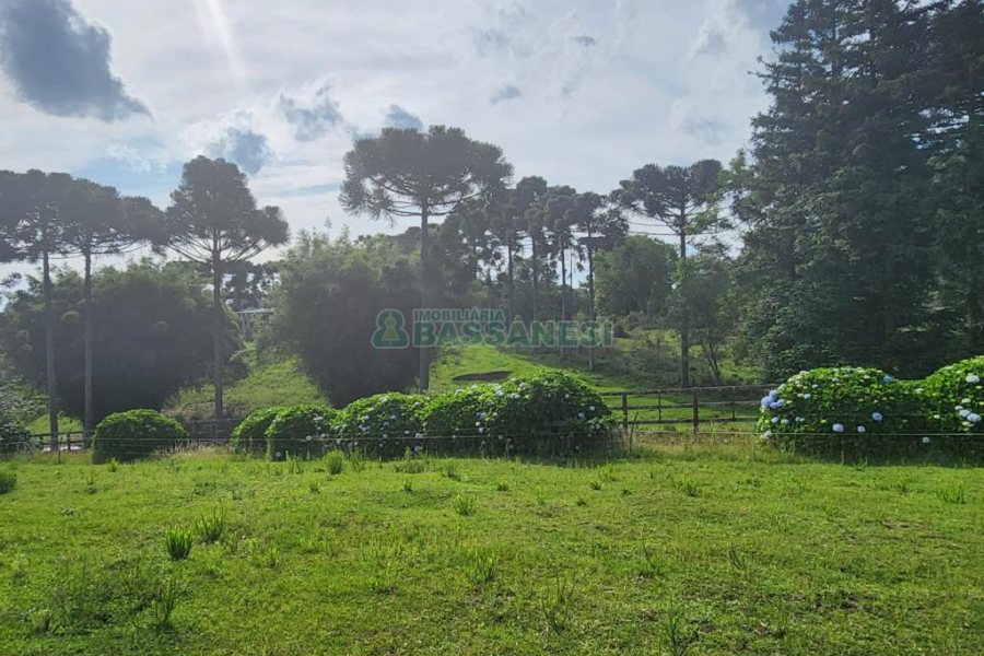 Chácara com 400m², 3 dormitórios, 4 vagas, no bairro De Lazzer em Caxias do Sul para Comprar