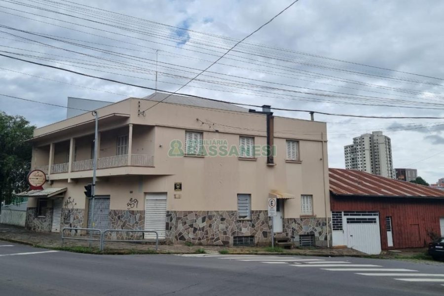 Casa com 300m², 4 dormitórios, 2 vagas, no bairro Centro em Caxias do Sul para Comprar
