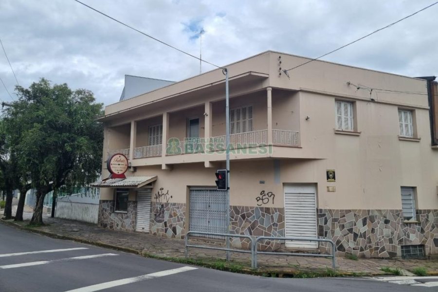 Casa com 300m², 4 dormitórios, 2 vagas, no bairro Centro em Caxias do Sul para Comprar