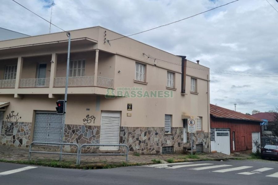 Casa com 300m², 4 dormitórios, 2 vagas, no bairro Centro em Caxias do Sul para Comprar
