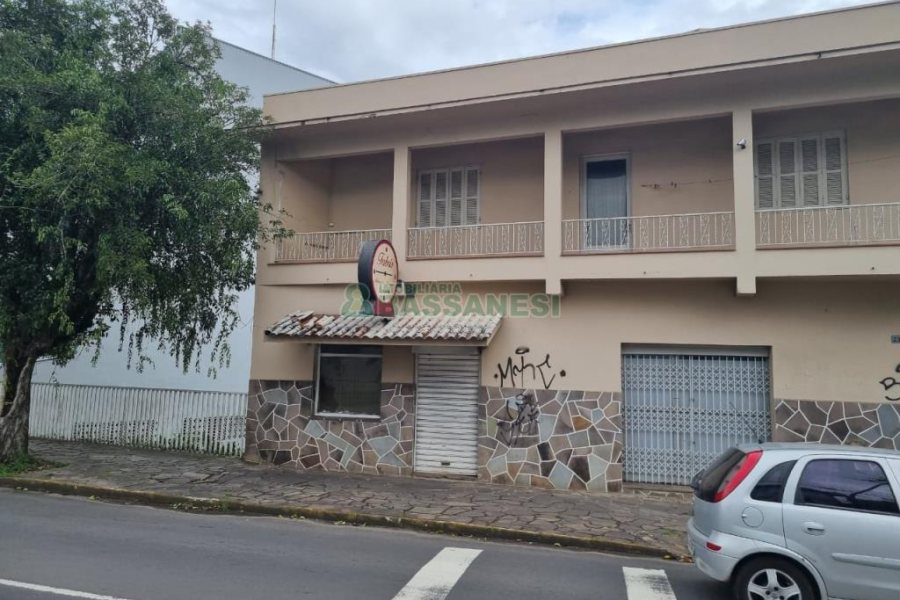 Casa com 300m², 4 dormitórios, 2 vagas, no bairro Centro em Caxias do Sul para Comprar