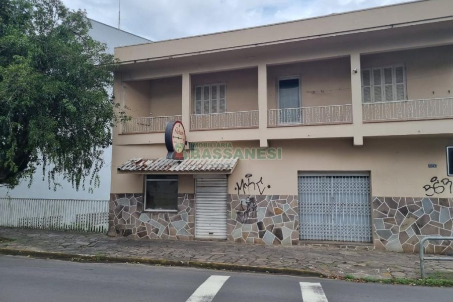 Casa com 300m², 4 dormitórios, 2 vagas, no bairro Centro em Caxias do Sul para Comprar
