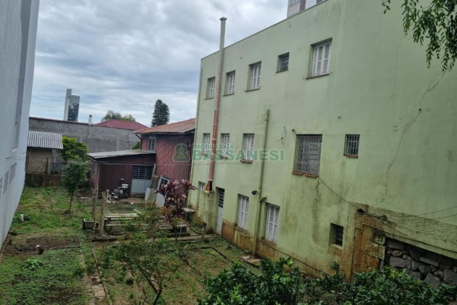 Casa com 300m², 4 dormitórios, 2 vagas, no bairro Centro em Caxias do Sul para Comprar