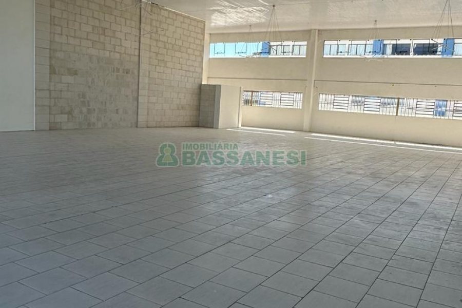 Loja com 400m², no bairro Cinqüentenário em Caxias do Sul para Alugar