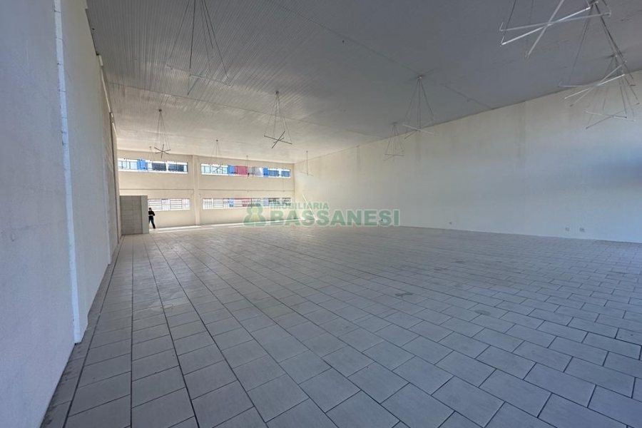 Loja com 400m², no bairro Cinqüentenário em Caxias do Sul para Alugar
