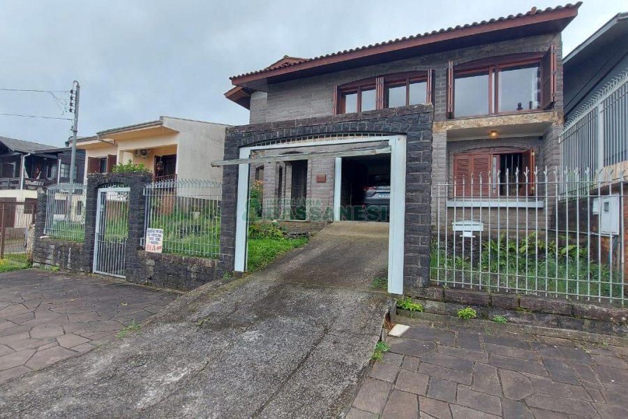 Casa com 382m², 3 vagas, no bairro Santa Catarina em Caxias do Sul para Comprar