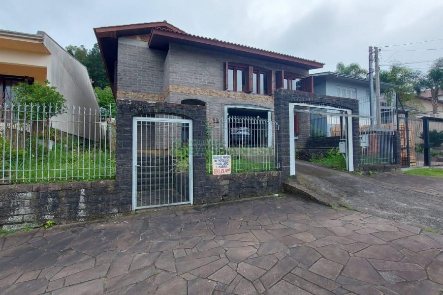 Casa com 382m², 3 vagas, no bairro Santa Catarina em Caxias do Sul para Comprar