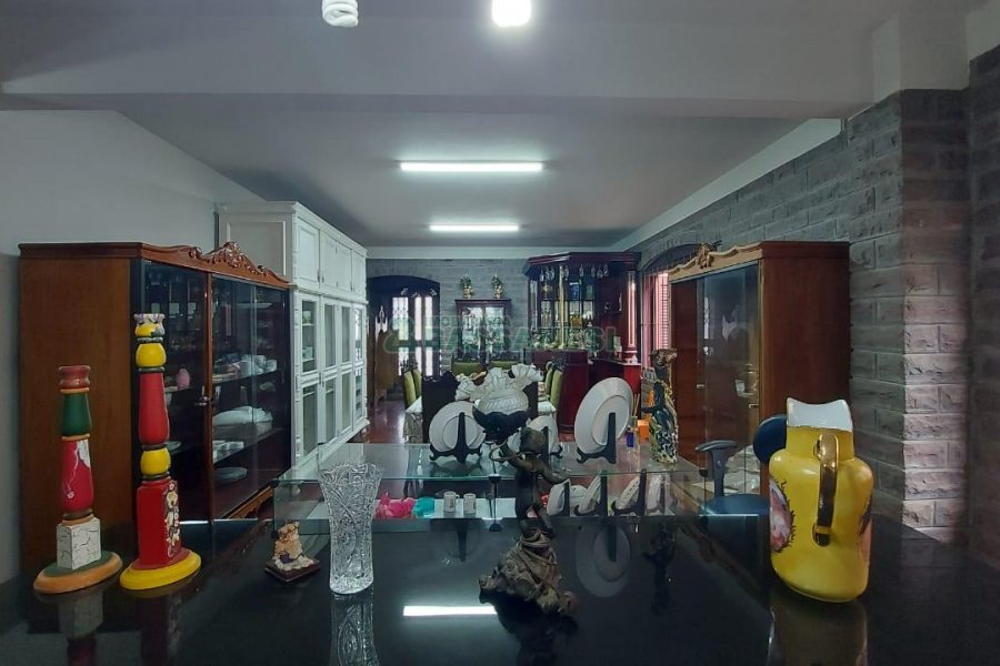 Casa com 382m², 3 vagas, no bairro Santa Catarina em Caxias do Sul para Comprar