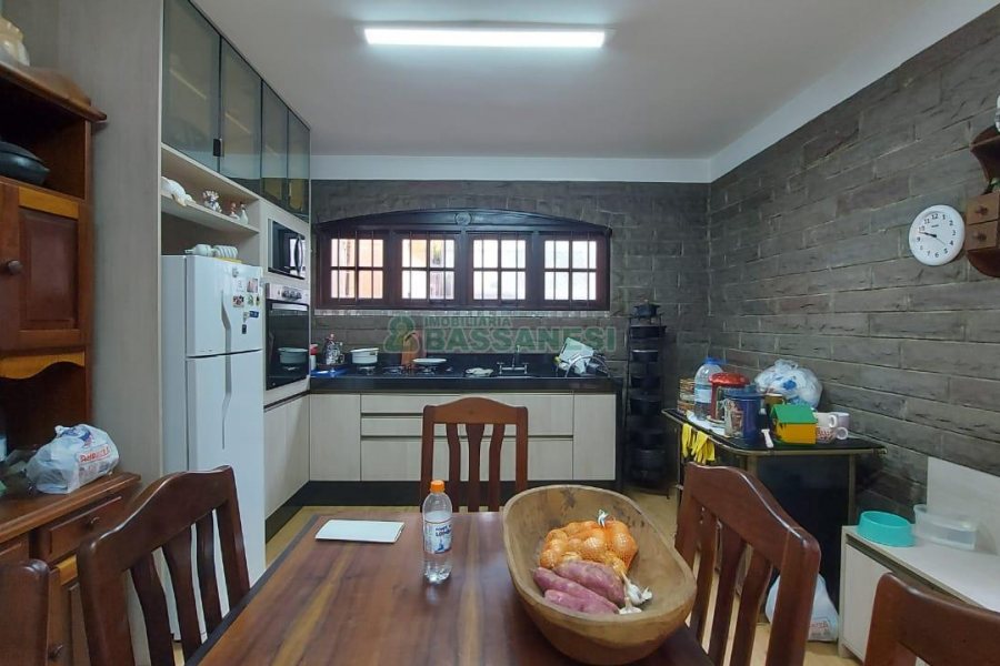 Casa com 382m², 3 vagas, no bairro Santa Catarina em Caxias do Sul para Comprar