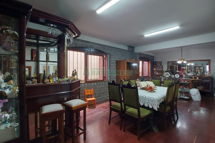 Casa com 382m², 3 vagas, no bairro Santa Catarina em Caxias do Sul para Comprar