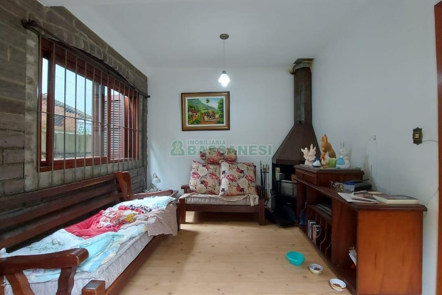 Casa com 382m², 3 vagas, no bairro Santa Catarina em Caxias do Sul para Comprar