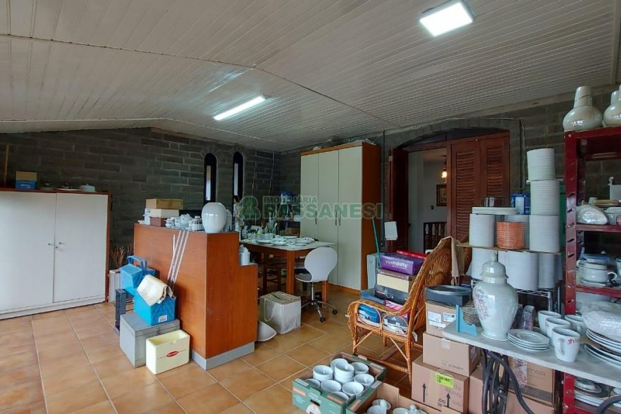 Casa com 382m², 3 vagas, no bairro Santa Catarina em Caxias do Sul para Comprar